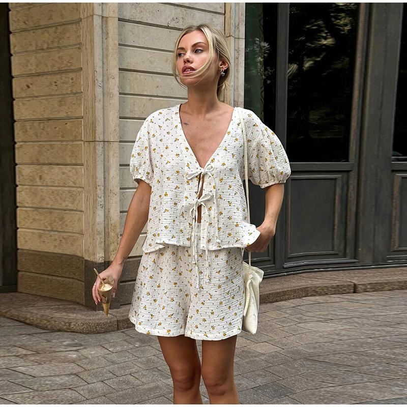 Повседневный принт Шнуровка Женский комплект рубашки Короткий рукав V-образный вырез Топ Широкие брюки с высокой талией Женские шорты Новинка Праздничный костюм