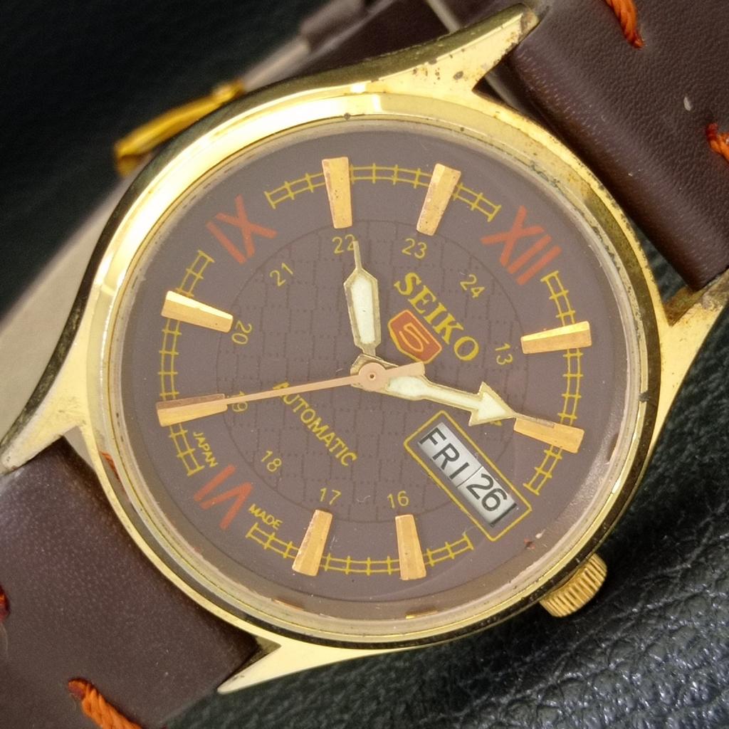 ВОССТАНОВЛЕННЫЕ ВИНТАЖНЫЕ МУЖСКИЕ ЧАСЫ SEIKO 5 AUTOMATIC JAPAN С КОРИЧНЕВЫМ ЦИФЕРБЛАТОМ a433722-2