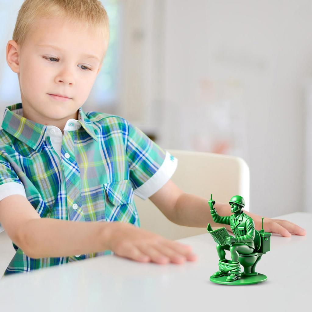 Забавный зеленый человек Забавный зеленый солдат на унитазе