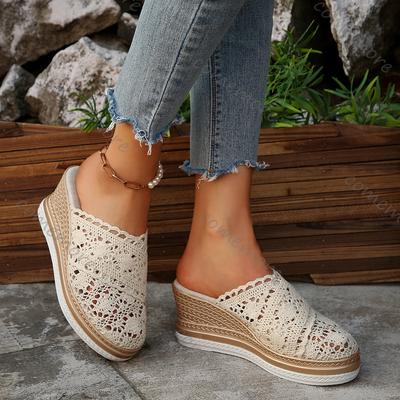 Праздничные туфли-шлепанцы на танкетке с закрытым носком для женщин, летние ажурные дышащие сандалии на платформе, женские легкие туфли на танкетке