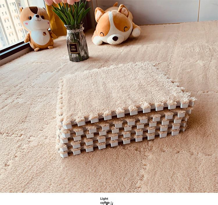 Мягкий тканевый клетчатый коврик для пола серого и бежевого цвета с соединяющимися плитками