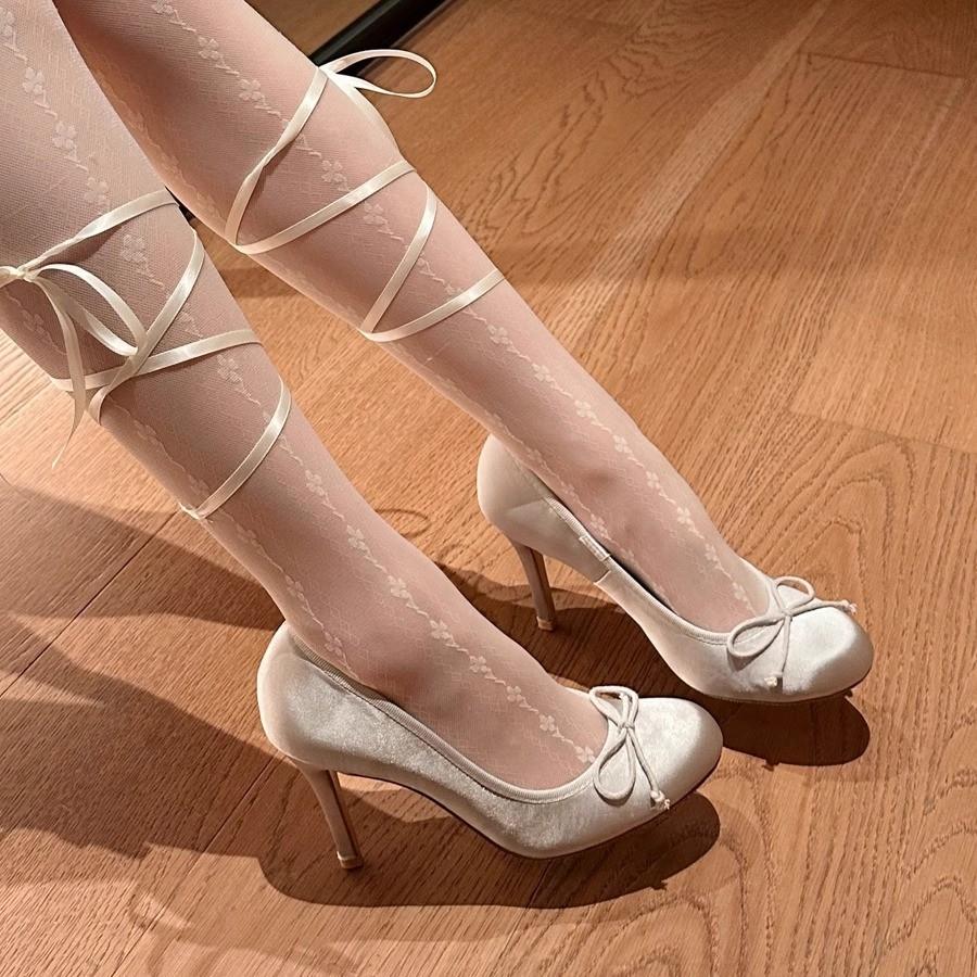 Французский новый темперамент 2025 балетная поверхность атласный стиль бант одна педаль одиночные туфли шпильки высокие каблуки женские круглая голова
