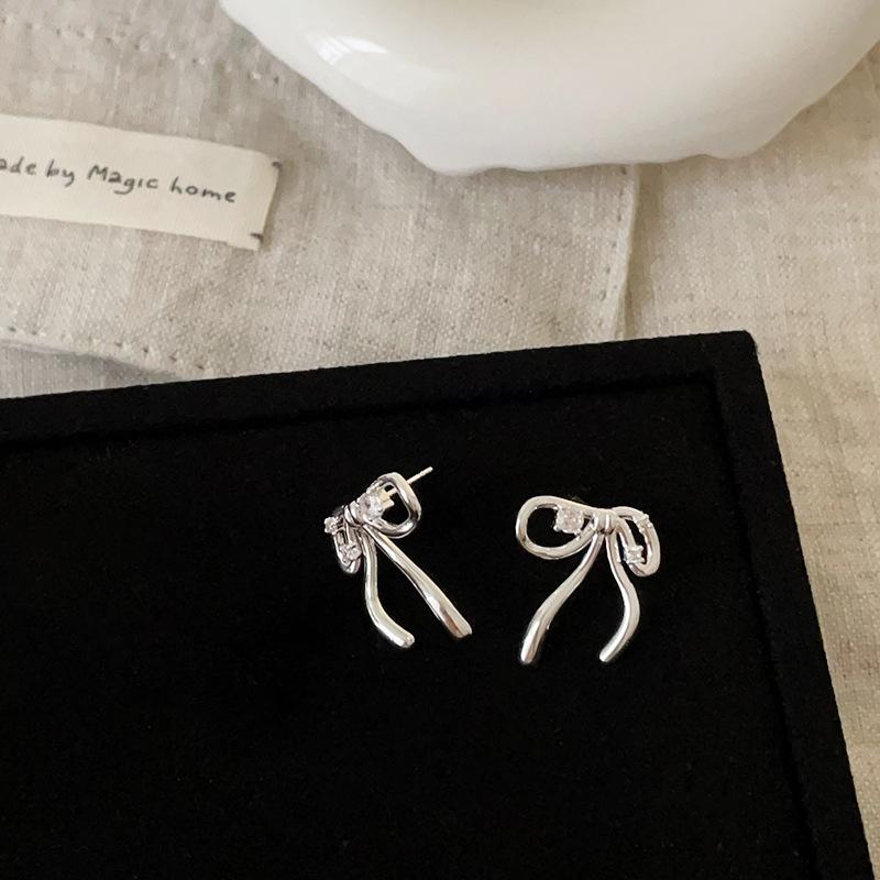 Micro-Inlaid Zircon Bow Stud Earrings Women'S Simple And Exquisite High-End Personality Unique Temperament Elegant Versatile Earrings