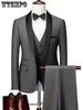 Комплект из 3 классических мужских костюмов: пиджак с воротником-шалью, однобортный жилет с V-образным вырезом и облегающие брюки.