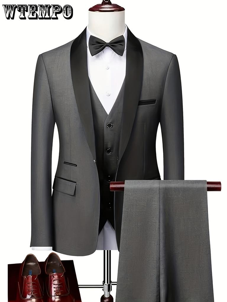 Комплект из 3 классических мужских костюмов: пиджак с воротником-шалью, однобортный жилет с V-образным вырезом и облегающие брюки.