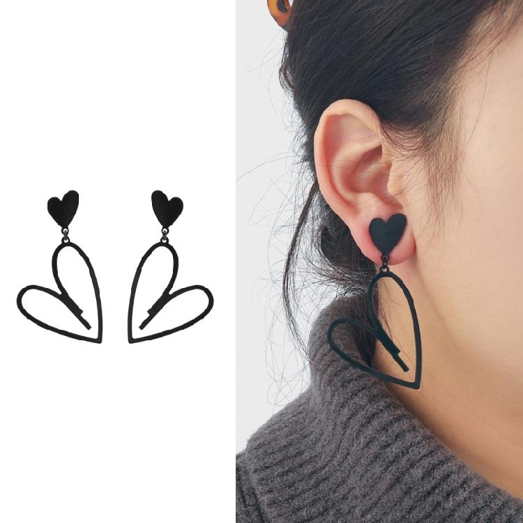Modern Black Heart Pendant Earrings Vintage Modern Jewelry Lightweight Alloy Earwear Accessory for Fashion Enthusiasts