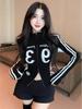 Куртка в стиле американского ретро «Spicy Girl» с цветным принтом в виде букв, застежкой-молнией, воротником-стойкой, приталенным кроем и длинными рукавами, идеально подходит для весны и осени.