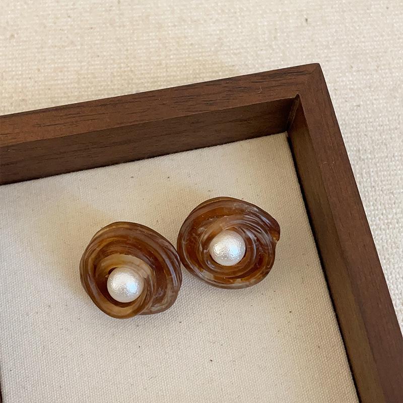 Изысканные серьги-пусеты из коричневой смолы Maelard для женщин: Высококлассные, модные и универсальные осенне-зимние аксессуары для ушей