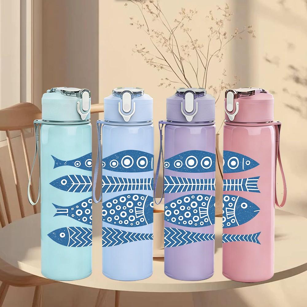 1PC Stacked Fish Blue Sketch Pattern 750ml Color Plastic Sports Water Bottle Leakproof Flip Straw Lid Suitable for Sports Office Home Use