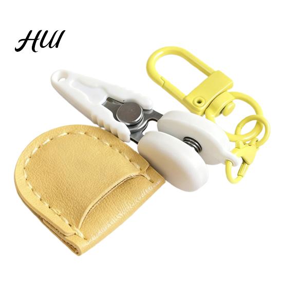 Keychain Scissors Portable Mini Carabiner Design Miniature Cutting Tool for Small Rope Cutter Sewing Travel Ultra Sharp Snips Threads And Tags