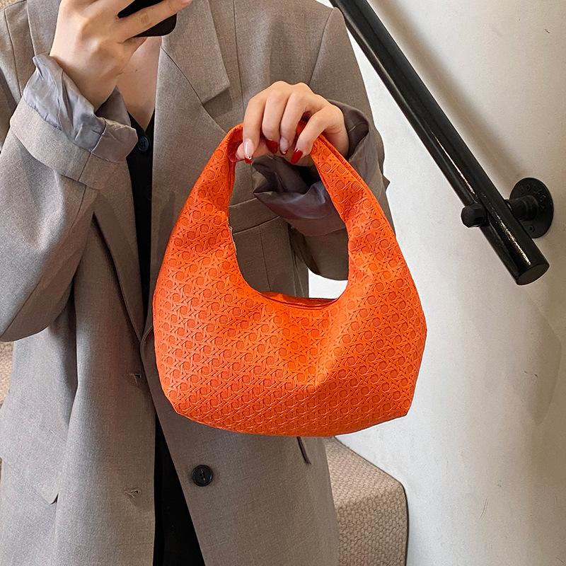 Популярная плетеная сумка подмышку в новом стиле с французской текстурой, высококлассная ручная сумка-полумесяц для женщин