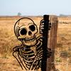 Peeking Skeleton Yard Sign Metal Skeleton Silhouette Decoration Garden Halloween