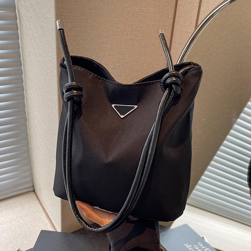 Korean Version of Ins Super Hot Bag Women's Bag New High End Simple Handbag Ins Commuting Bucket Bag