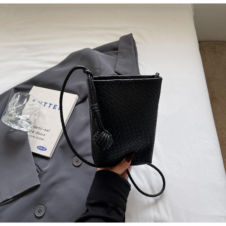 Versatile Bucket Bag Femininity New Summer Simple Fashion Shoulder Bag Woven Oblique Span Bag