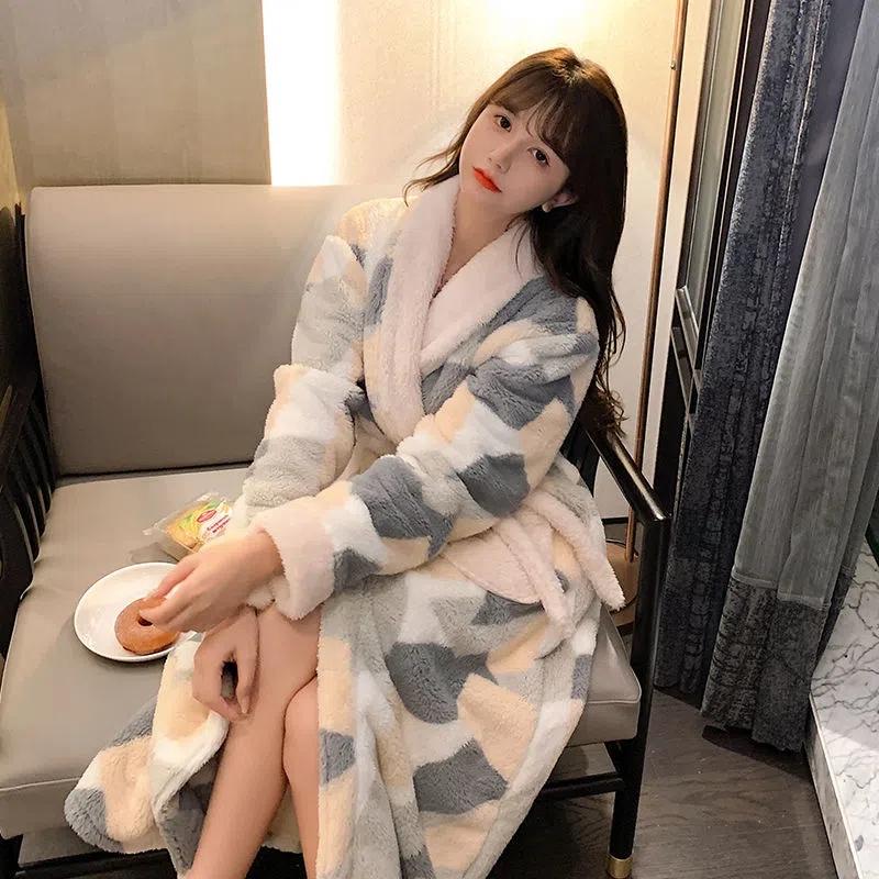 Теплый халат из кораллового флиса, женский осенне-зимний халат, бархатная ночная рубашка, утепленный халат, зимняя длинная пижама