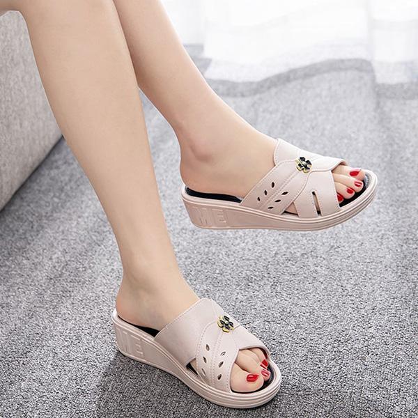 Тапочки «клевер» для мам среднего возраста, быстросохнущие нишевые босоножки на наклонном каблуке, высококачественные сандалии с толстой подошвой