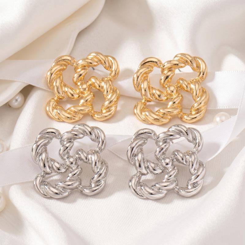 Niche fashion temperament twist earrings female Korean temperament Internet celebrity ins wind geometry stud earrings ear jewelry