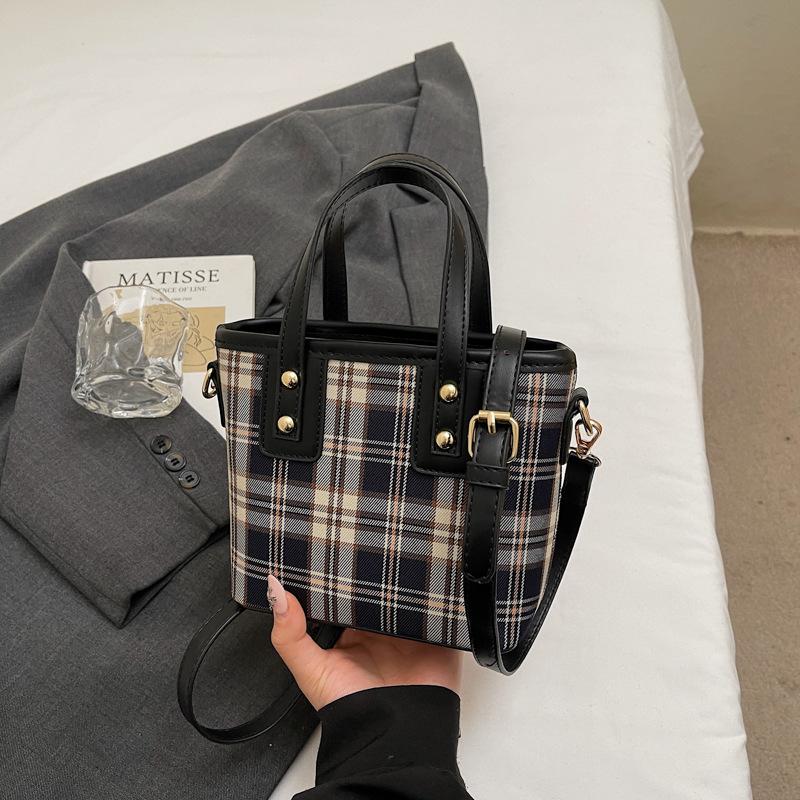 Niche Foreign-style Women 2025 Autumn New Trendy Simple Shoulder Crossbody Fashionable High-value Portable Bucket Bag