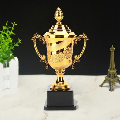 Золотой пластиковый трофей Золотой трофейный кубок с крышкой Трофей за игровой матч Награда победителям с узором из роз Трофей для чемпионатов, турниров