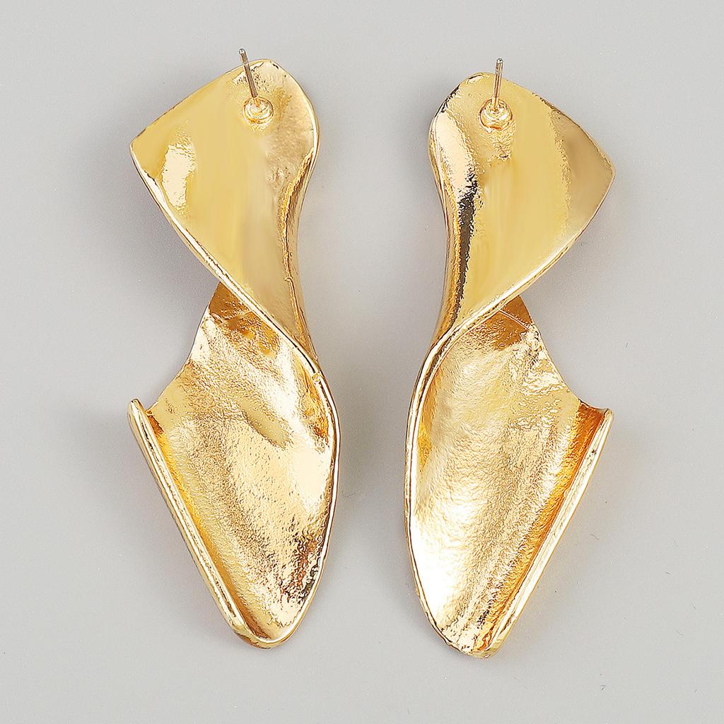 Массивные металлические серьги необычной формы с креативной текстурой и шармом