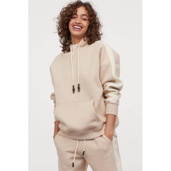 Женский спортивный костюм в полоску с карманом и капюшоном