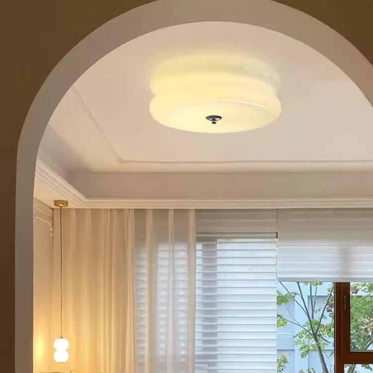 Винтажный потолочный светильник Баухаус из французского кремового стекла для спальни или балкона