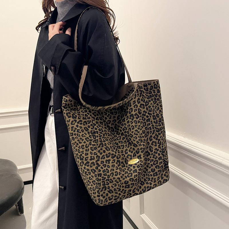 Fashion Leopard Print Canvas Bag Women's 2025 New Trend Fashion College Style Tote Bag Casual Retro Shoulder Bag