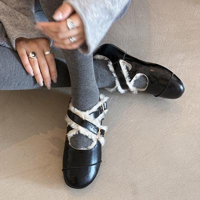 Нишевые бархатные теплые пушистые туфли 2025 новые уродливые милые туфли ins ветер круглая голова плоская подошва перекрестная пряжка одинарные туфли