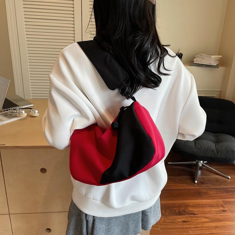Contrasting color large-capacity fashion casual bag 2025 autumn new fashion Korean shoulder messenger bag pillow bag Korean version