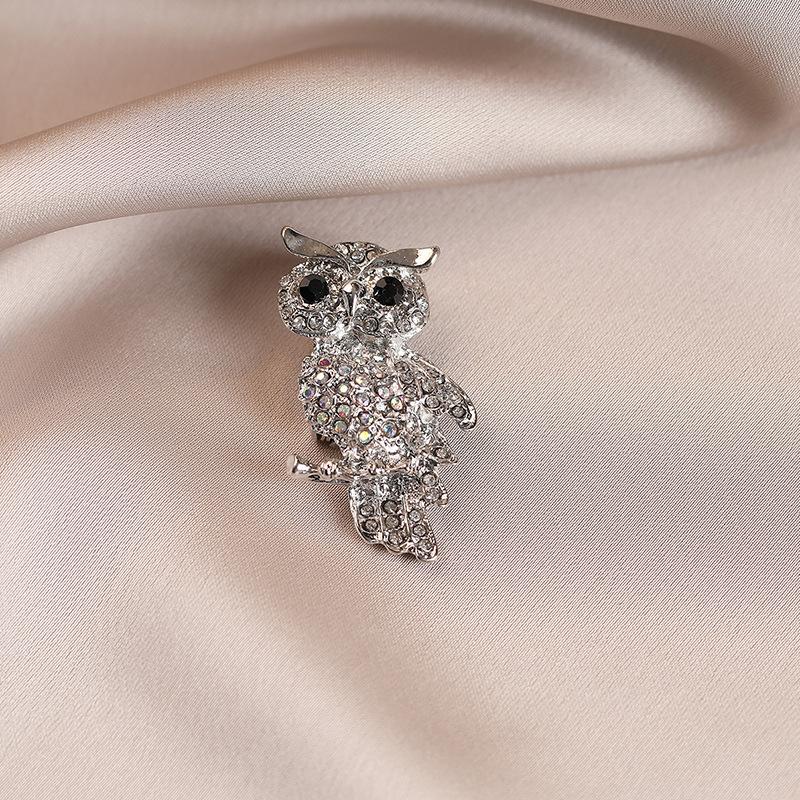 Брошь «Сова», полностью усыпанная бриллиантами, излучает ощущение высокого класса, легкой роскоши и нишевости.. Оно украшено ретро брошью в виде животного, инкрустированной бриллиантами.