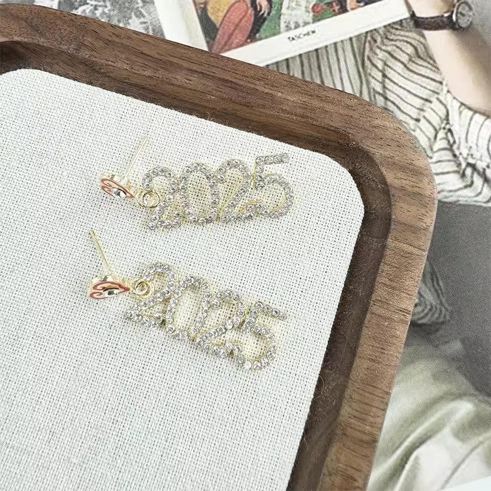 Модные и универсальные цифровые серьги 2025 года, персонализированные серьги с буквенным алфавитом и универсальные бриллиантовые серьги