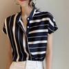 Женская рубашка с коротким рукавом приталенного силуэта со стойкой и нерегулярной полоской - Коллекция Лето 2025