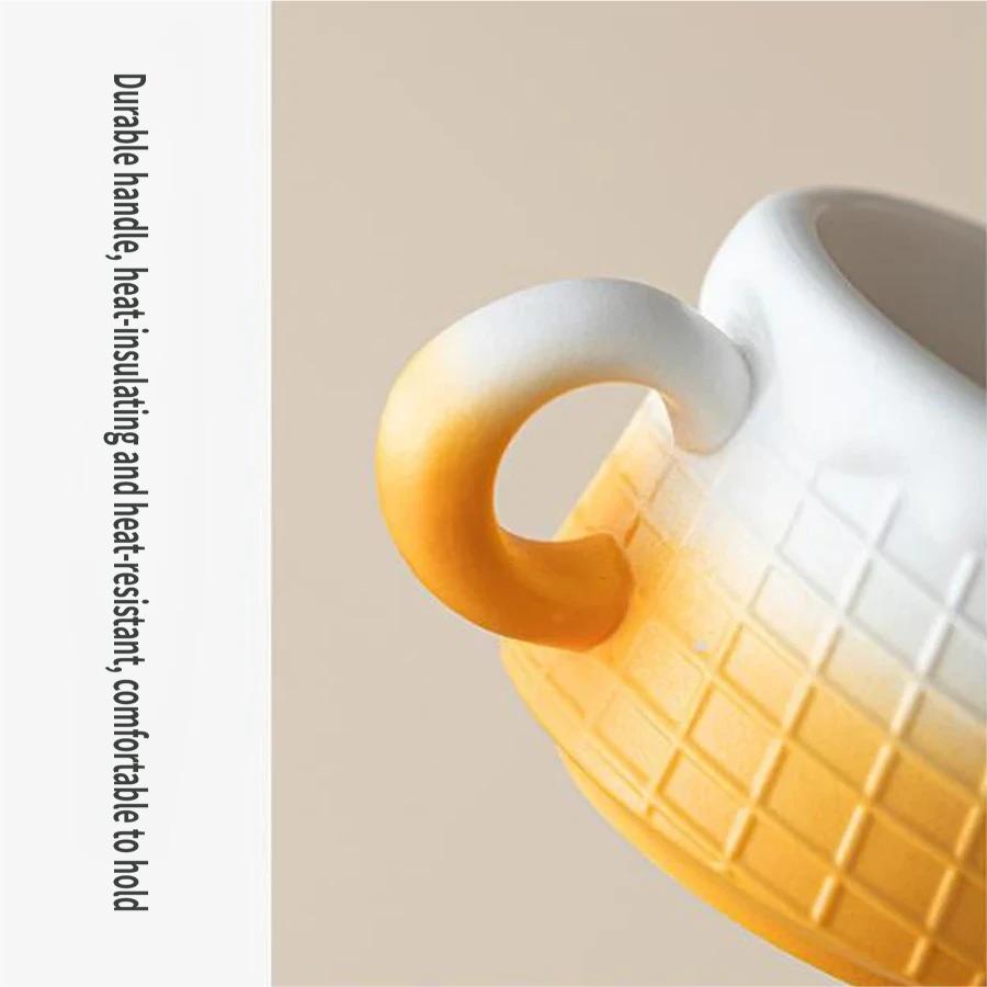 Ice cream cup with a spoon, 260ml capacity.