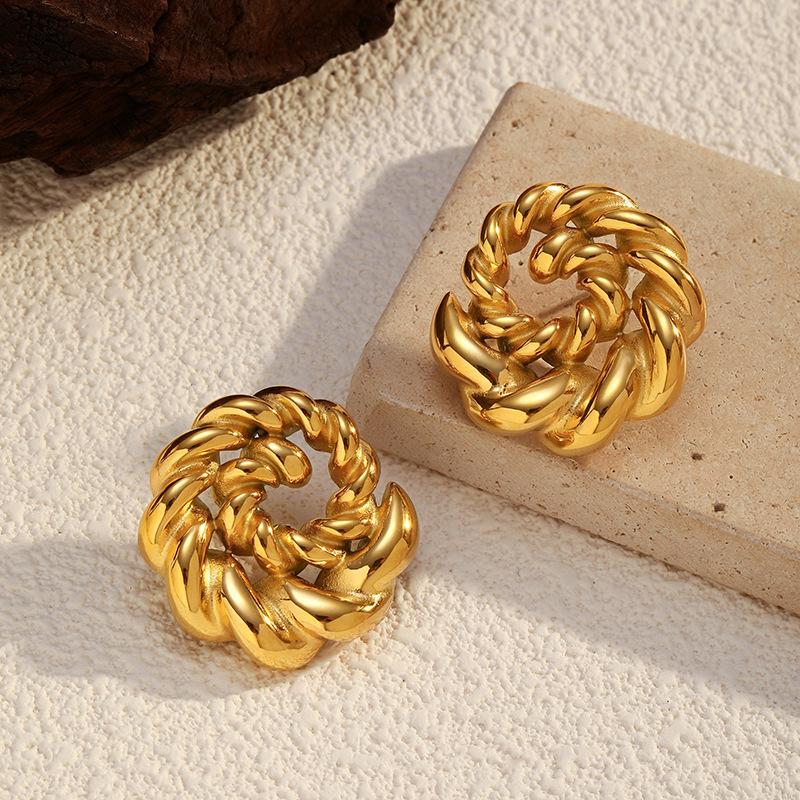 European and American creative light luxury stainless steel stud earrings fashion exquisite electroplated 18k gold titanium steel stud earrings women