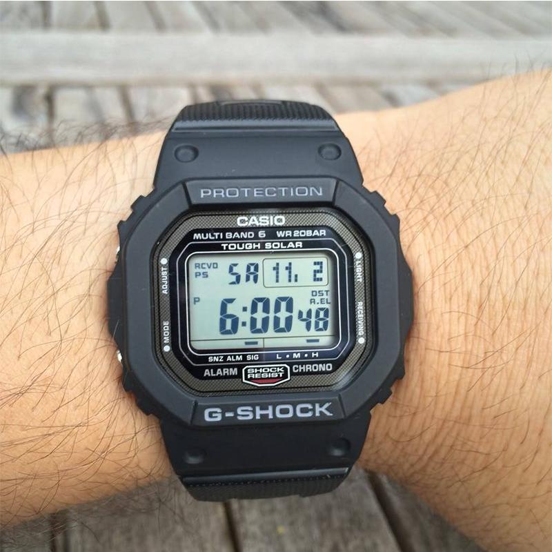 Casio Цифровая серия Квадратный Прочный металлический корпус Водонепроницаемый Ударопрочный Солнечные часы Солнечный кварцевый механизм Ремешок из смолы Мужские часы Черный GW-5000U-1JF