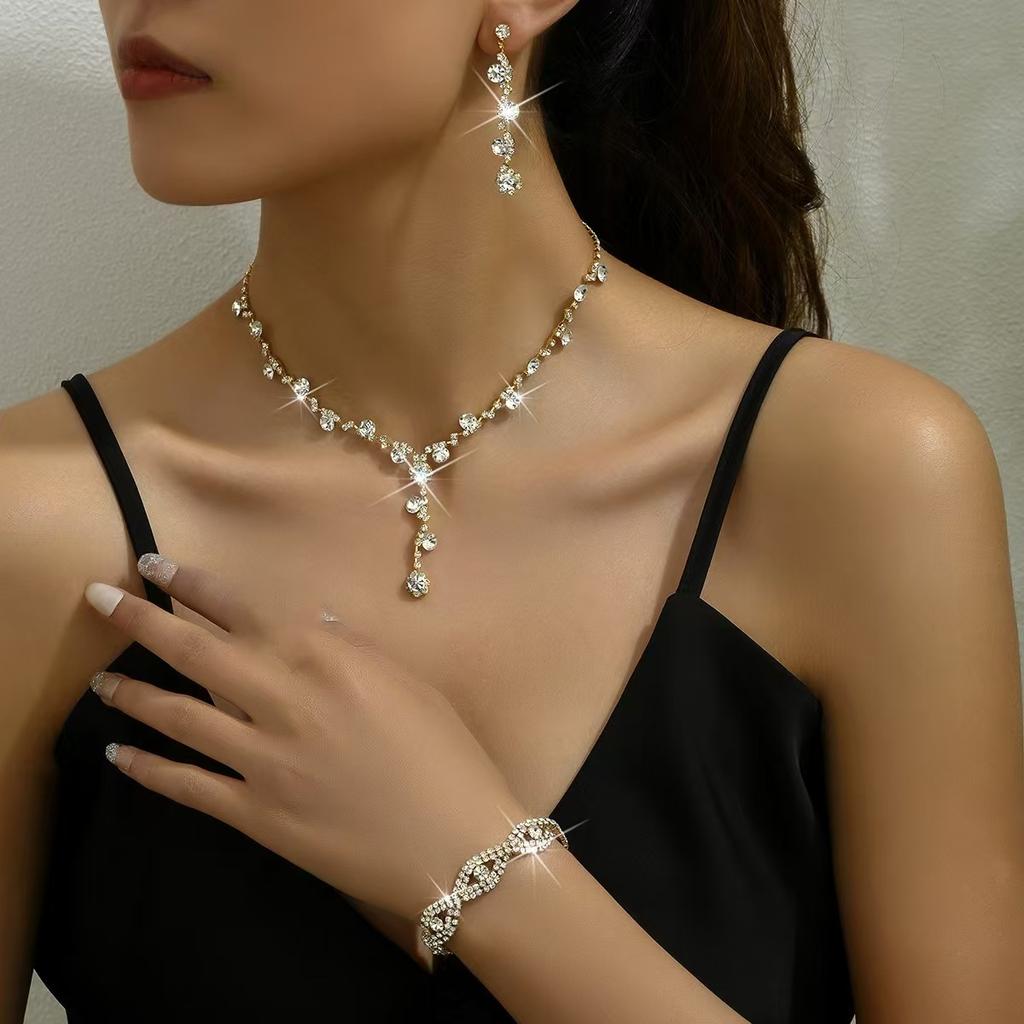Легкая роскошь, ожерелье на ключицу со стразами, серьги-гвоздики, браслет, ювелирный набор из трех предметов