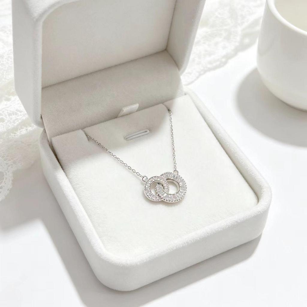 Exquisite Rhinestone Interlocking Circles Pendant Necklace - Versatile Clavicle Chain for a Sparkly Summer Outfit