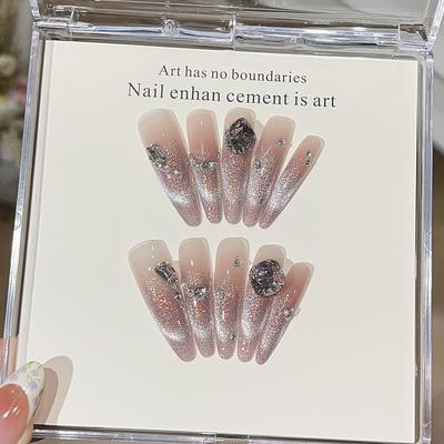 Изысканная атмосфера и блеск розово-фиолетовых кошачьих глаз, изысканные бриллианты, чтобы сделать белую броню