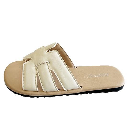 Сказочный летний бриз с новыми тапочками, женщина в пляжной юбке, однословные плоские сандалии