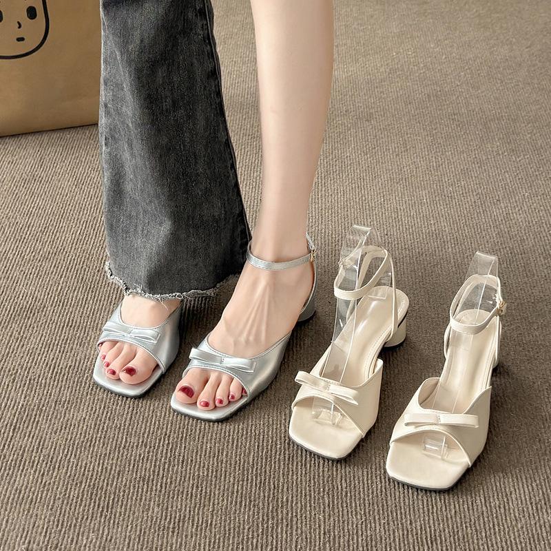 Французский вечерний ветер толстый каблук крутые тапочки женские летние носить высокое чувство 2024 новый сказочный стиль модные сандалии на ремешках женские