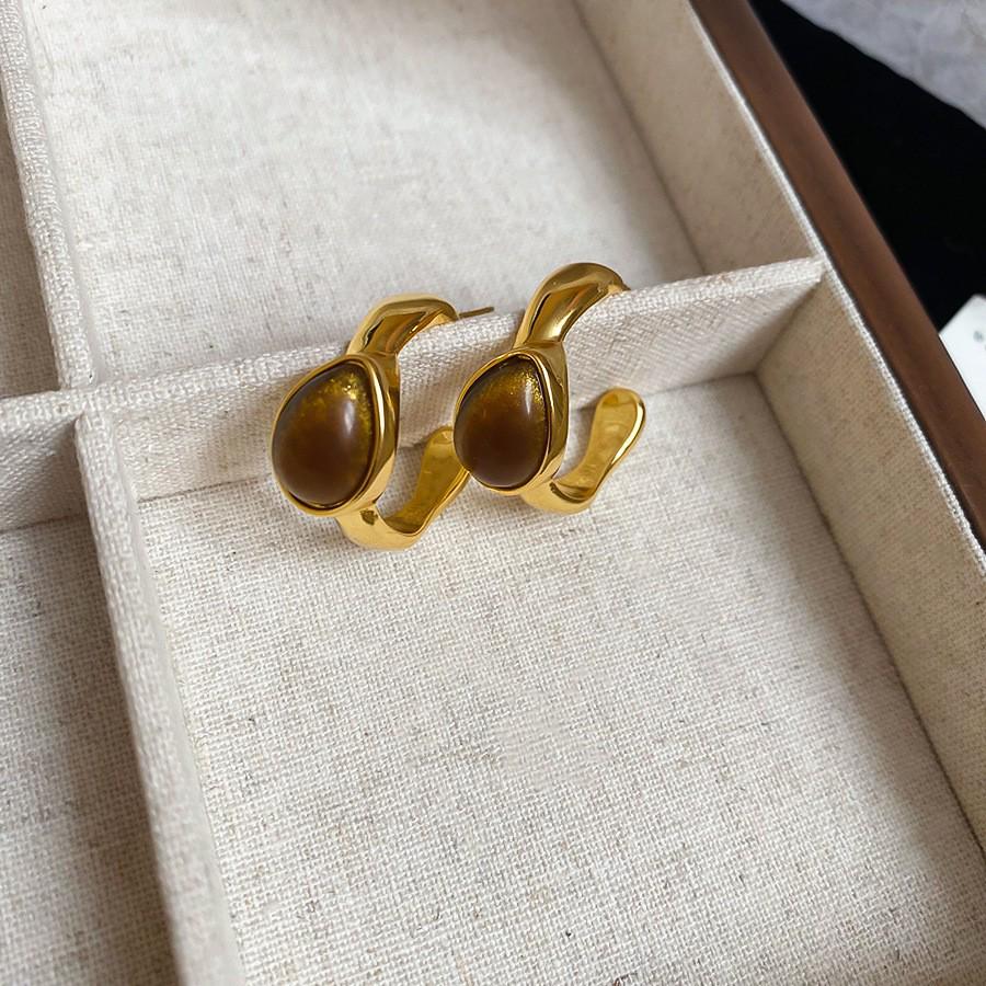 Серьги 'Серебряная игла' в стиле 'Тигровый глаз': Элегантные, модные серьги-пусеты с отделкой карамельного цвета.