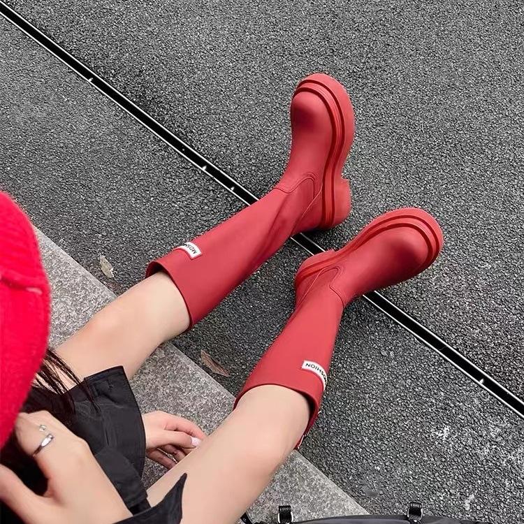 Yueyu универсальные уличные красные резиновые сапоги женские 2025 новые с круглым носком на толстой подошве высокие сапоги-рыцари до колена