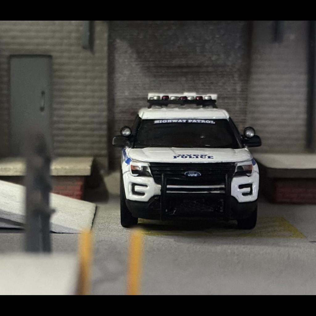 Cjafuz1 1:64 2020 Форд Полицейский INTERCEPTOR UTILITY NYPD Металлическая модель автомобиля Коллекционная игрушка Подарок Сувенир Украшение для витрины