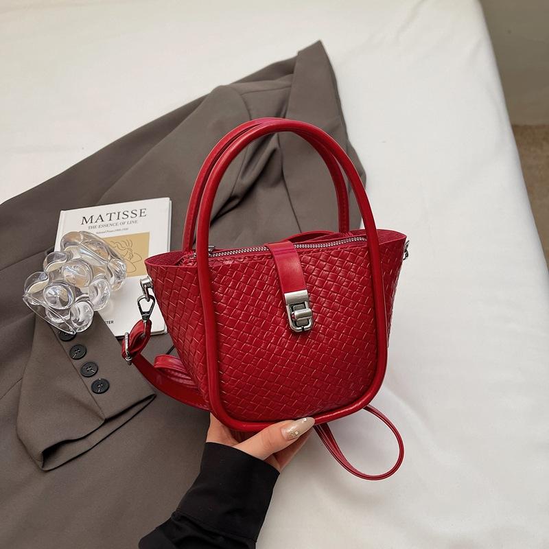 Niche Handbag Women's 2025 Summer New Korean Version Trend Bucket Bag Casual Simple Shoulder Messenger Women's Bag