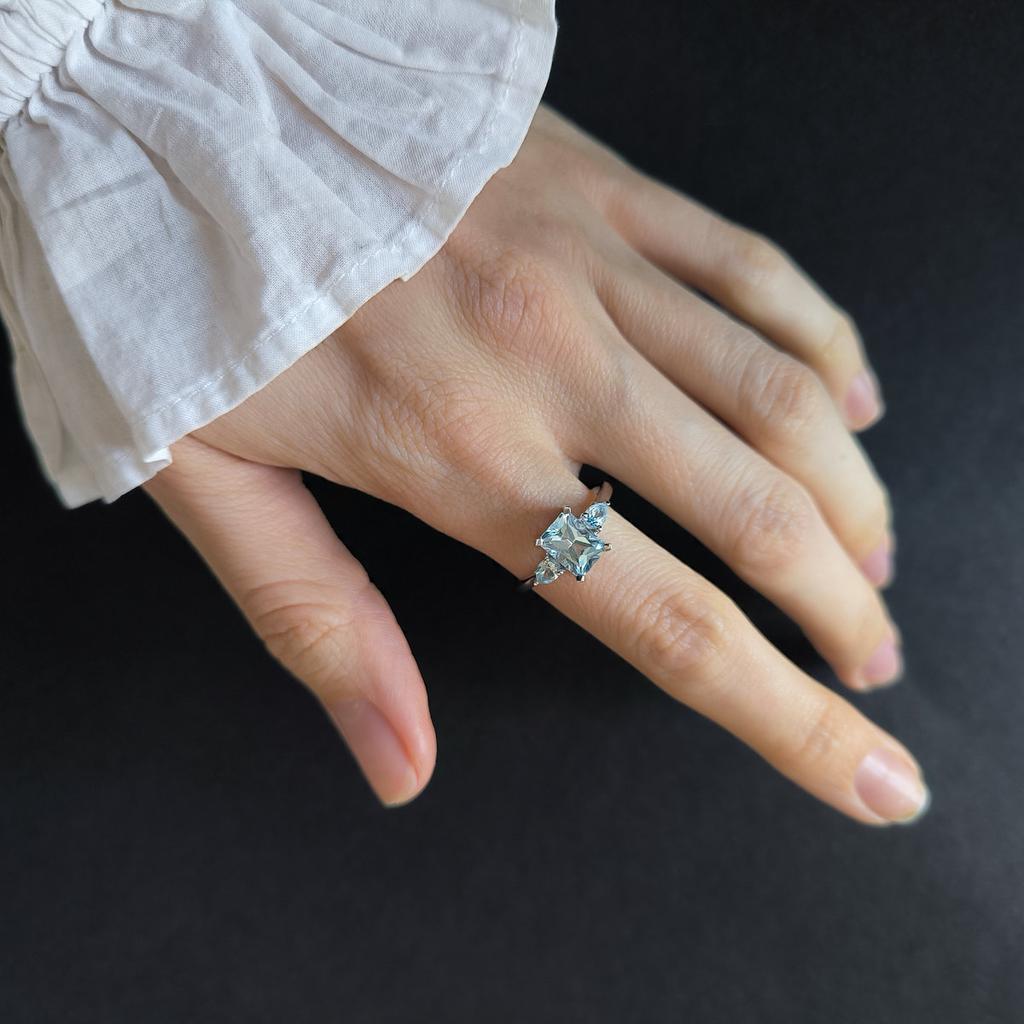 Серебряное кольцо с натуральным топазом 2.25ct, вес изделия 2,37 гр (2206903)
