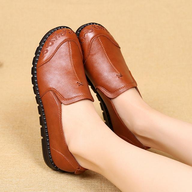 2024 Новые женские туфли на плоской подошве из кожи, повседневные, красные, черные, коричневые, на танкетке с мягкой подошвой, удобные рабочие туфли для мам 557