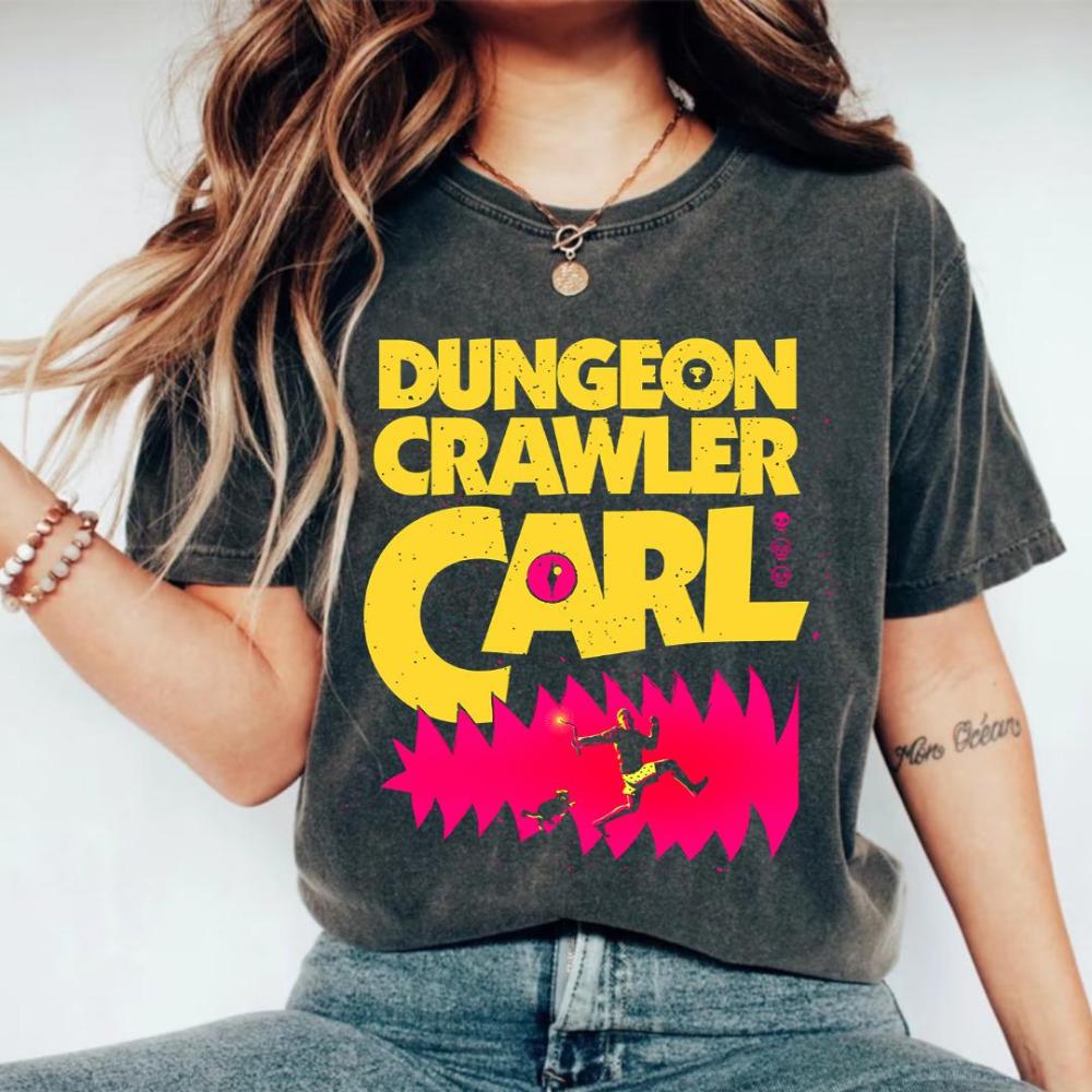 Футболка Carl Dungeon Crawler Футболка для любителей научно-фантастических книг Винтажный стиль Модная графическая футболка Футболка Подарок для женщин Унисекс Футболка