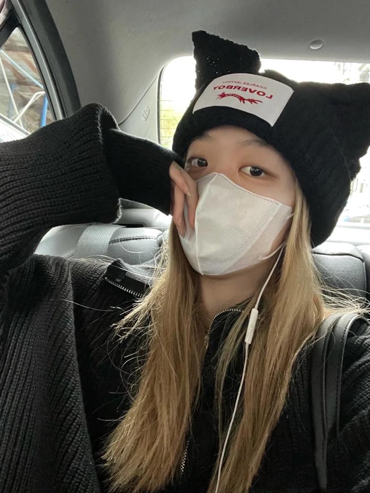 Женская зимняя шапка в корейском стиле с вязаными кошачьими ушками, дизайн в стиле хип-хоп и теплый пуловер с надписью, как у инфлюенсеров.