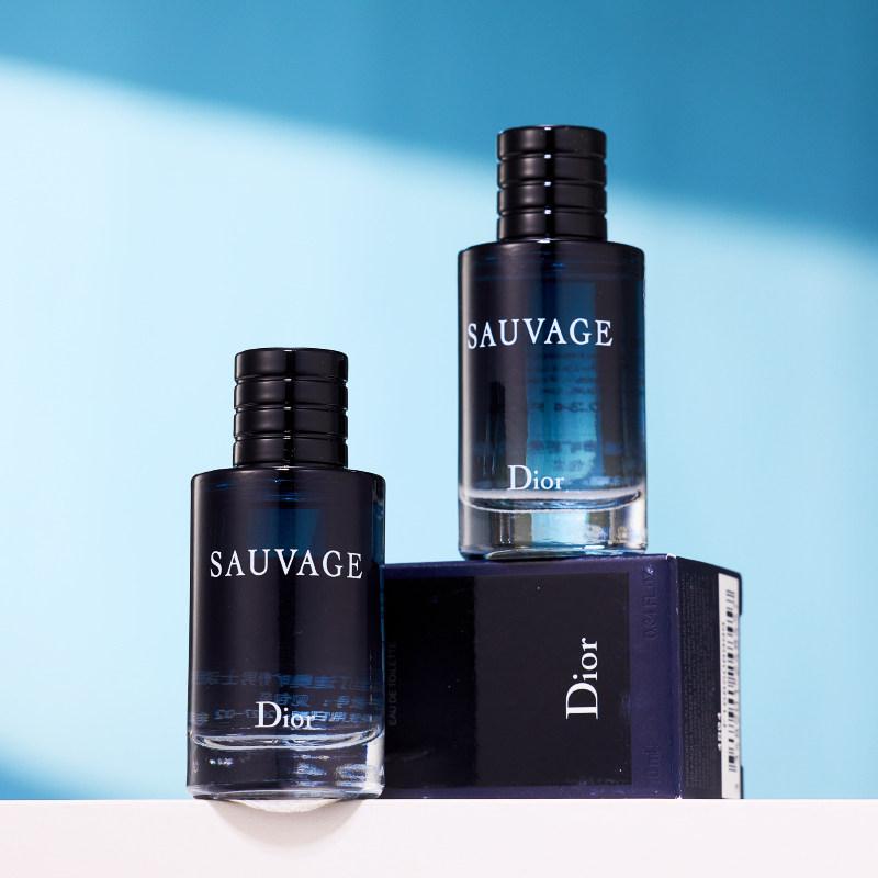 Dior Sauvage Туалетная вода 10 мл - Свежий и утонченный древесный аромат, подходящий для мужчин.