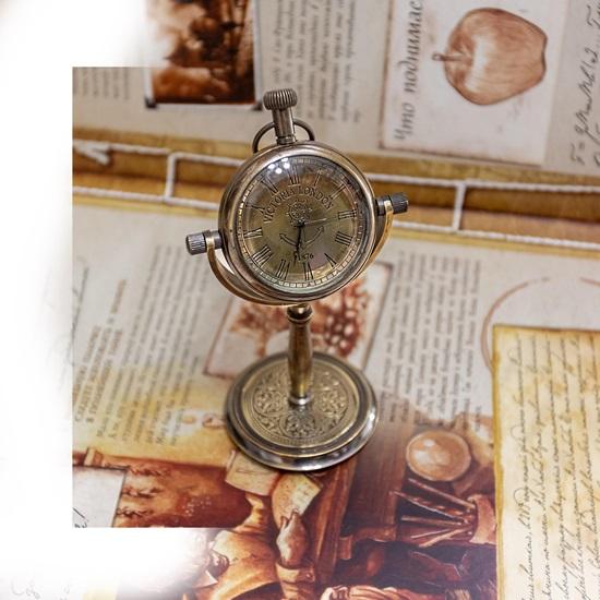 Морские старинные антикварные латунные настольные часы в викторианском стиле в Лондоне с морским якорем